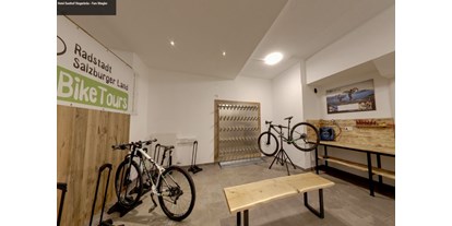 Mountainbike Urlaub - Fahrrad am Zimmer erlaubt - Bad Hofgastein - Absperrbarer Radkeller mit Service-Werkbank im Hotel Stegerbräu - Hotel Stegerbräu Radstadt im Pongau