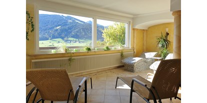 Mountainbike Urlaub - Umgebungsschwerpunkt: Berg - Salzburg - Das Panorama-Fenster im Wellness-Bereich bietet einen schönen Ausblick auf die Bergwelt von Radstadt - Hotel Stegerbräu Radstadt im Pongau