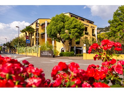 Mountainbike Urlaub - Hotel-Schwerpunkt: Mountainbike & Familie - Trentino-Südtirol - Das Hotel Santoni Freelosophy vom Außen  - Hotel Santoni Freelosophy