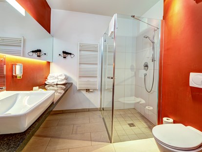Mountainbike Urlaub - Badezimmer Doppelzimmer Design Plus - AlpenParks Hotel Maria Alm