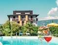 Mountainbikehotel: Outdoor-Pool zum Relaxen - Hotel Traminerhof