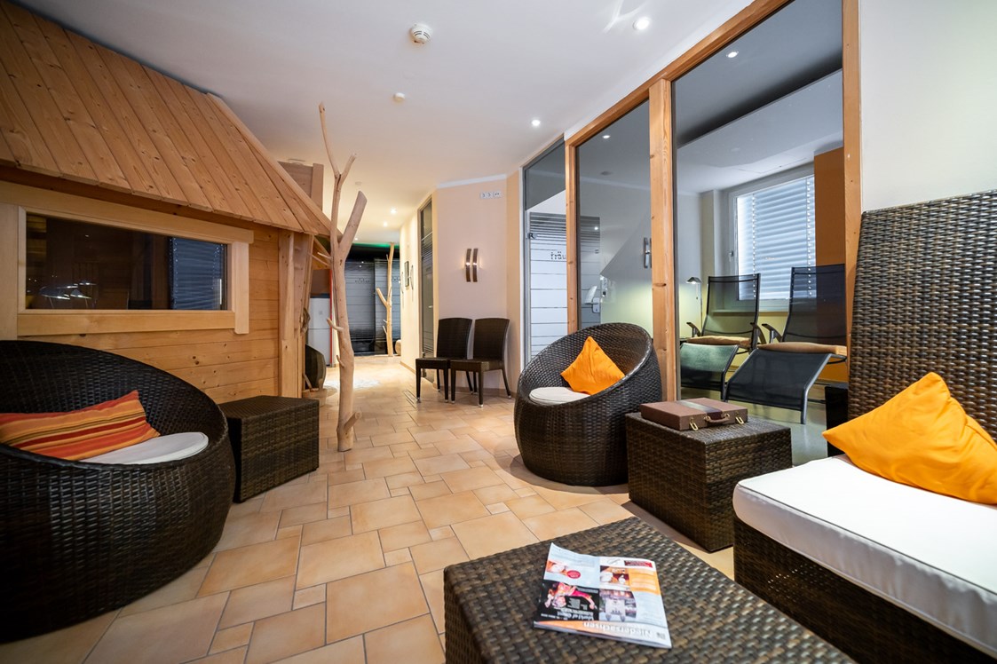 Mountainbikehotel: Traumraum Lounge mit finnischer Sauna Kota und Erlebnisdusche  - ANDERS Hotel Walsrode