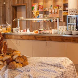 Mountainbikehotel: Stelle Dir aus 70 frischen, hochwertigen und überwiegend regionalen Komponenten Dein eigenes Frühstück zusammen. - Explorer Hotel Zillertal