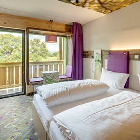 Mountainbikehotel: Trendige Design-Zimmer mit vielen Ablageflächen und Sitzbank im Panoramafenster. - Explorer Hotel Zillertal